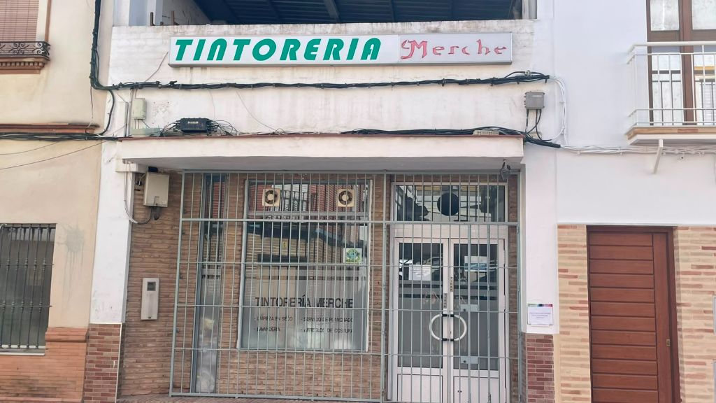Fachada de Tintorería Merche en Coria del Río